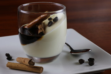 Panna cotta con caramello alla cannella e caffè