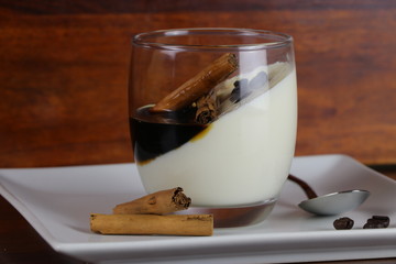 Panna cotta con caramello alla cannella e caffè