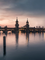 Obraz premium Oberbaumbrücke im Sonnenuntergang