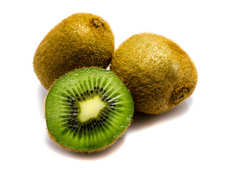 Kiwi Kiwis Kiwifrüchte kiwifrucht isoliert freigestellt auf weißen Hintergrund, Freisteller