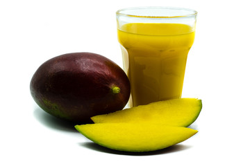 Mango Mangosaft isoliert freigestellt auf weißen Hintergrund, Freisteller