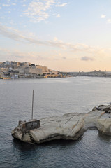 Zachód słońca w mieście Valletta nad morzem - obrazy, fototapety, plakaty