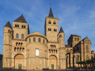 Fototapeta na wymiar Hohe Domkirche St. Peter zu Trier