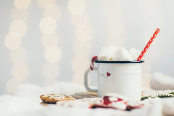 Crédence de cuisine en verre imprimé Chocolat Cup of hot chocolate with marshmallows in bed.  