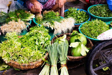 frische Kräuter und Gemüse auf vietnamesischem Markt