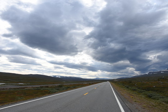 Norwegen, Stra&szlig;e, Polarkreis, E6, Fernverkehr, Tundra, Mo i Rana, Fauske, Nordland, L&oslash;nsdal, Saltfjellet, Wolke, Wolken, einsam