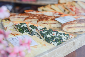 pizza, aperitivo, appetizer, fo sale, vendor, vegetarian, sale, tomato, toppings, italian, italian food, veneto, venezia, venice, snack, shop front, italy, pizze, prepare, baked, cooking, cuisine, dou