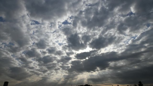 厚い雲から太陽の光がこぼれます。左下に煙が流れます。鳥も飛びます。