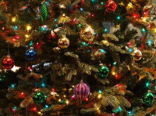 Obraz na płótnie Canvas Close up on the decorated Christmas tree in the house