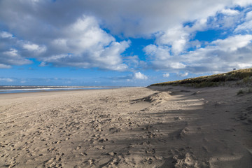 Sandstrand mit Dünen und Wolkenstimmung
