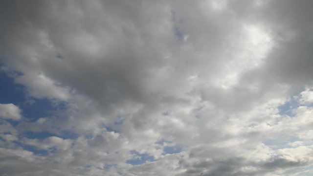 灰色の雲、白い雲、流れ、形を変えていきます。