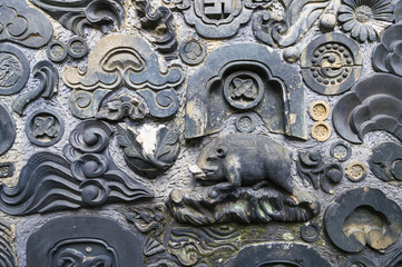 瓦を埋め込んだ装飾壁