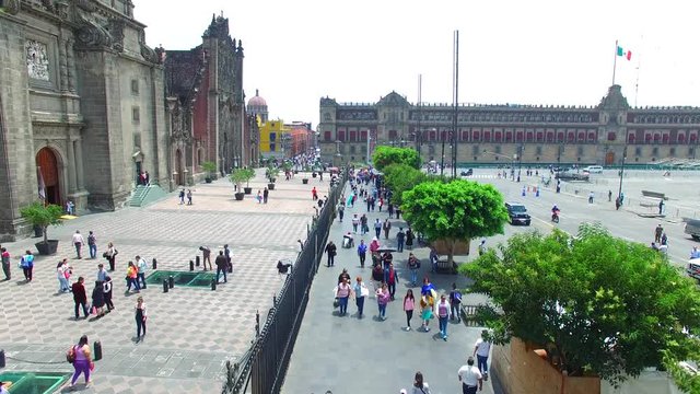 Drone volando sobre Zocalo de la ciudad de mexico. Catedral Metropolitana. Palacio Nacional