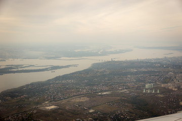 Obraz premium view from the airplane window to the city