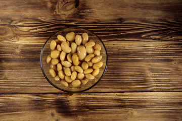White kidney bean in glass bowl on wooden table