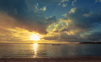 Obraz premium Fisherman boat with sunset scene in koh phangan. Horizontal image.