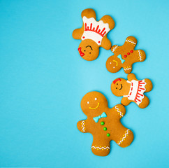 Naklejka premium Gingerbread family. Blue background. Copy space for text.