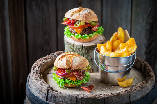 Spicy burger with onion, tomato and lettuce served with chips