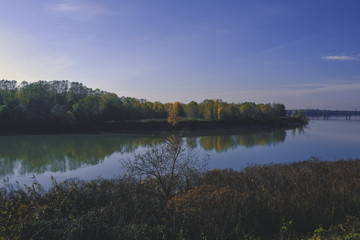 Una giornata di sole sull'argine del fiume Po, Rovigo