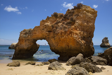 Fototapeta na wymiar Rock arch on Praia do Camilo, Algarve, Portugal