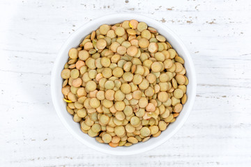 Grüne Linsen roh von oben Holzbrett