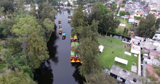 Drone volando sobre canal de Xochimilco Mexico Trajineras
