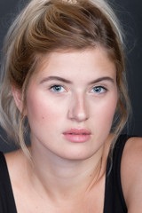 Obraz premium Frau im Body auf Stuhl im Fotostudio