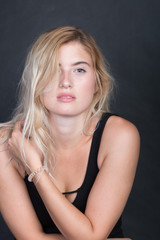 Naklejka premium Frau im Body auf Stuhl im Fotostudio