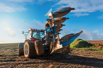 Fototapeta premium tracteur et sa charrue