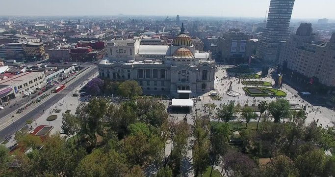 Drone volando sobre Alameda Central, Palacio de Bellas Artes Ciudad de Mexico