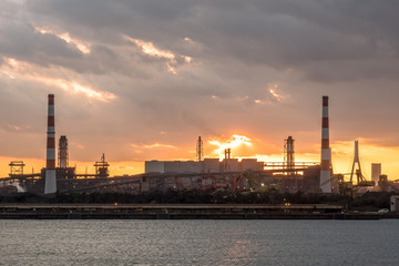 秋の夕焼けと海辺の工場風景1