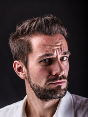 Obraz premium Ängstlicher junger Mann mit weißem Hemd