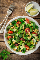 Avocado, tomato, chickpeas, spinach and cucumber salad