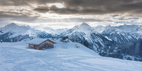 Fototapeta na wymiar Panorama einer Schihütte in den Alpen