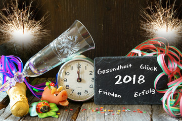 Silvester, Sylvester, 2018, Neujahr, Uhr, Sekt, Wunderkerzen, Schrift, Gesundheit, Glück, Frieden,...