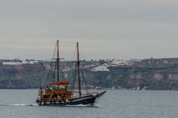 altes segelboot in santorin