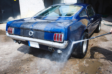 Obraz na płótnie Canvas Old blue car washing on open air