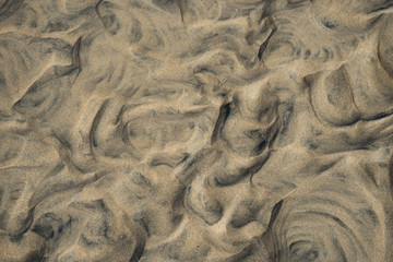 Textura de la arena de la playa bañada por el océano