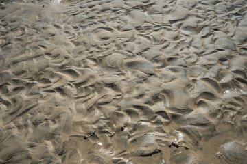 Textura de la arena de la playa bañada por el océano