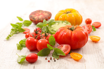 Fototapeta na wymiar fresh tomatoes and basil