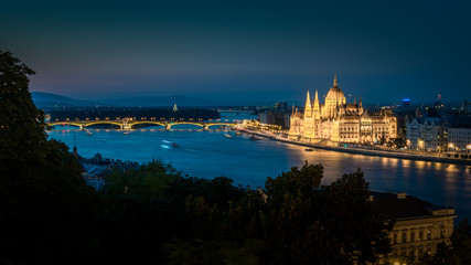 Fototapeta na wymiar Night Parliament in Budapest