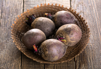 Obraz premium Beetroot in wicker basket on a wooden table
