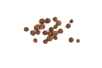Grains allspise izolated on white