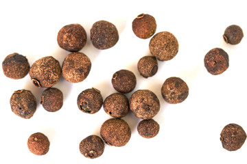Grains allspise izolated on white