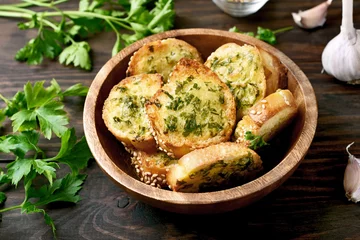 Foto op Plexiglas Geroosterd brood met kaas en groenten © voltan