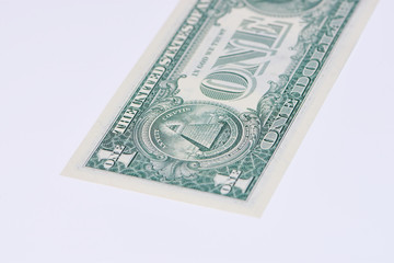 Ein Dollar Banknote auf einer weißen Fläche mit der Pyramide