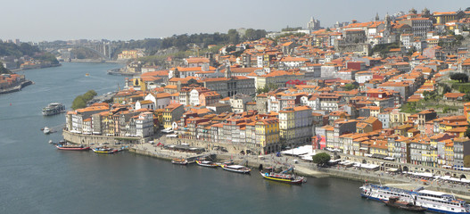 Obraz premium View of Praça da Ribeira, and Rio Douro from Vila Nova de Gaia, Oporto, Portugal 