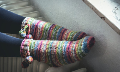 Frau hat Füße auf Heizung