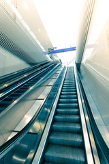Rolltreppe auf Bahnhof, verreisen, Sonnenstrahlen
