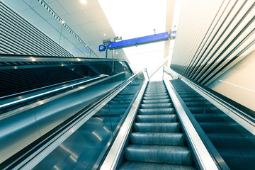 Rolltreppe auf Bahnhof, verreisen, Sonnenstrahlen